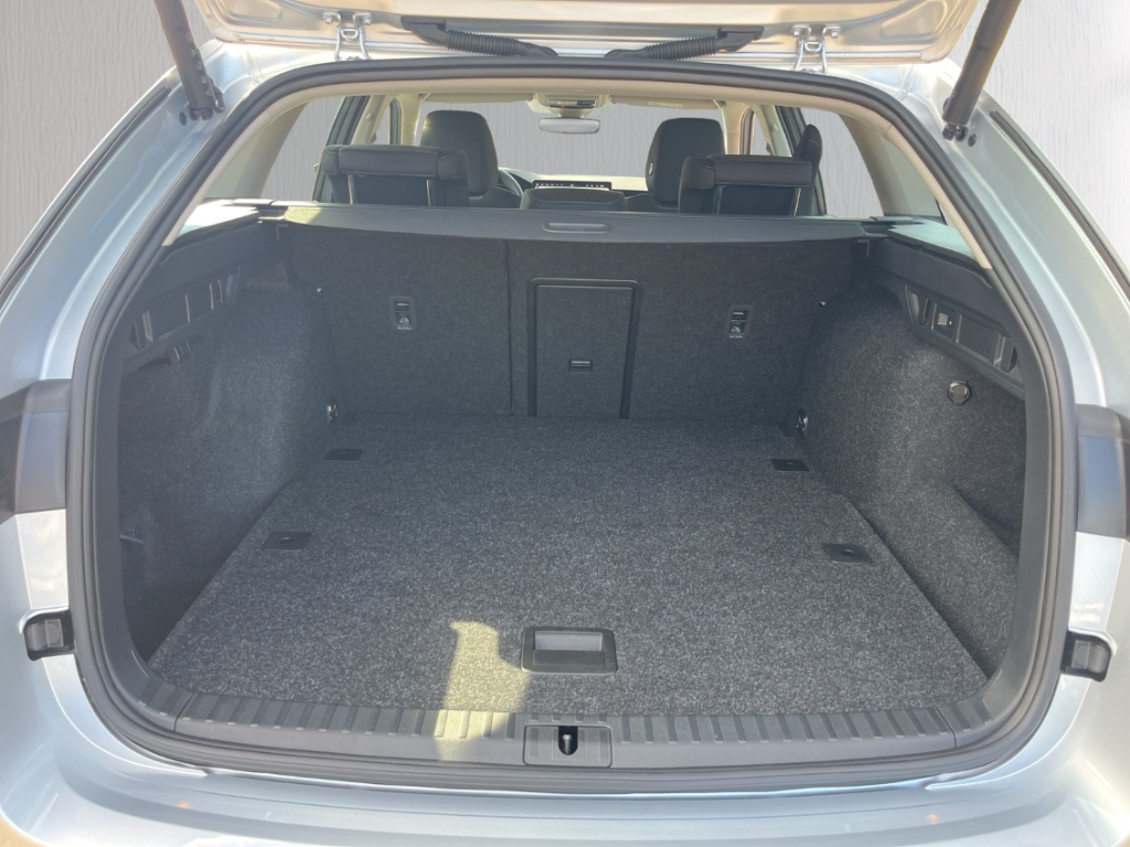 Fahrzeugabbildung SKODA Octavia 1.5 TSI mHEV Combi DSG Selection AHK Navi Tempomat