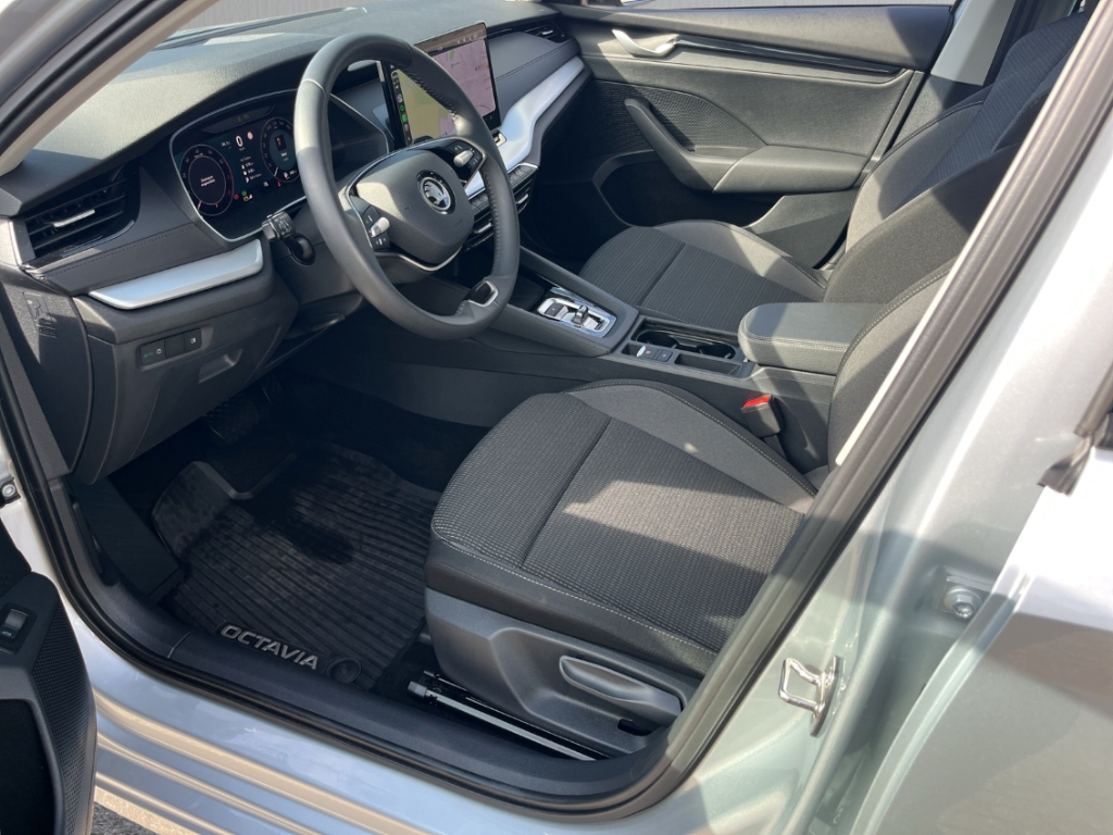 Fahrzeugabbildung SKODA Octavia 1.5 TSI mHEV Combi DSG Selection AHK Navi Tempomat