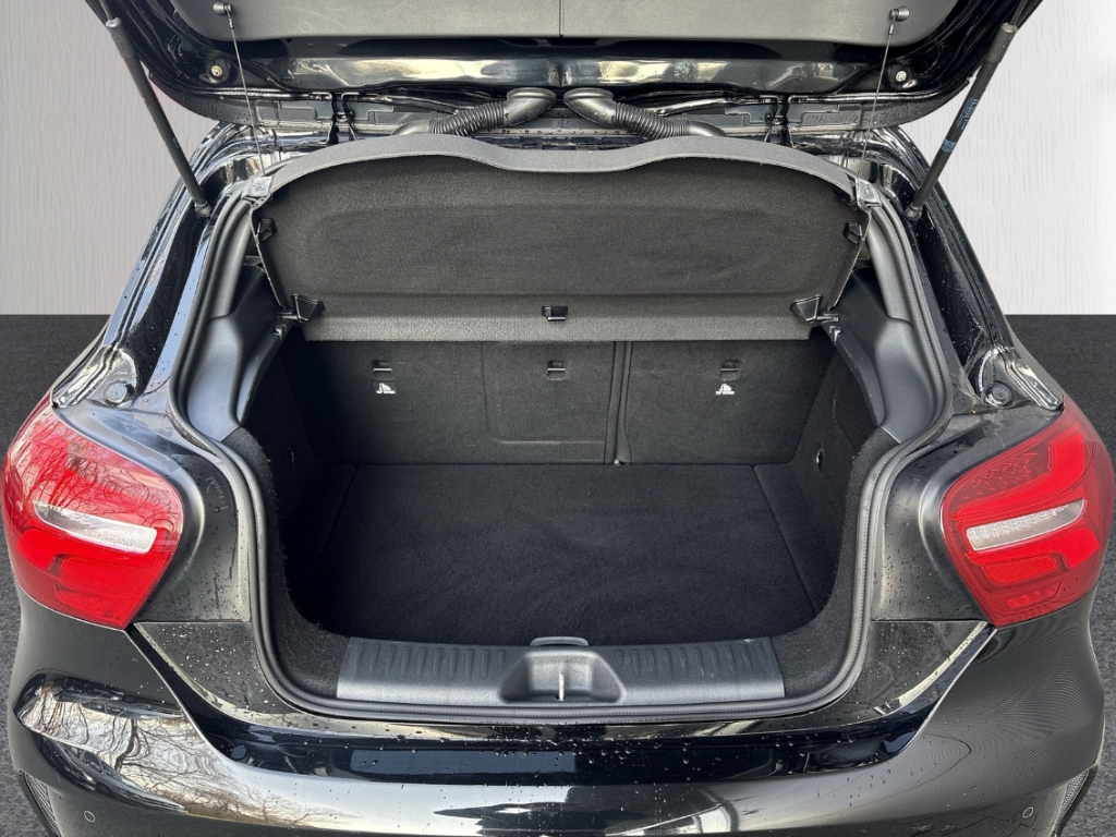Fahrzeugabbildung Mercedes-Benz A 220 AMG Line 4Matic StandHeiz Distron Navi
