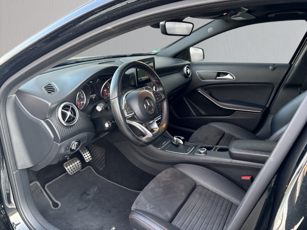 Fahrzeugabbildung Mercedes-Benz A 220 AMG Line 4Matic StandHeiz Distron Navi