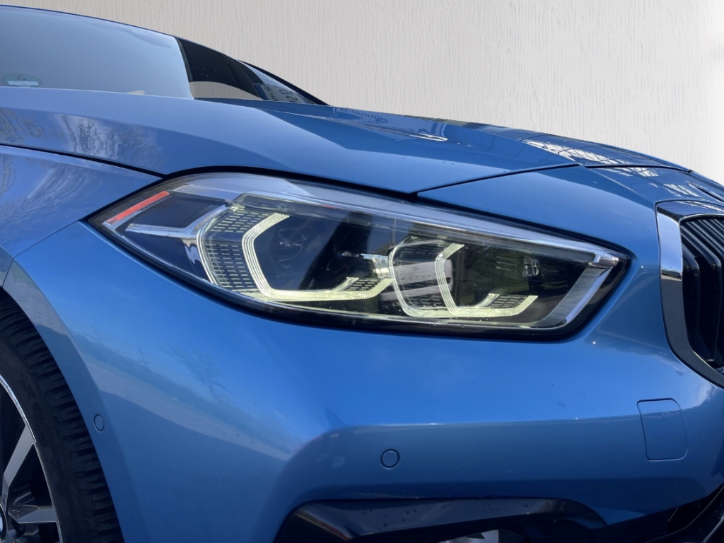 Fahrzeugabbildung BMW 118 d Sport Line Navi LED H&K HUD Schiebedach Memory Sitze Rückfahrkam.