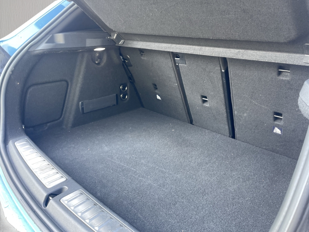 Fahrzeugabbildung BMW 118 d Sport Line Navi LED H&K HUD Schiebedach Memory Sitze Rückfahrkam.