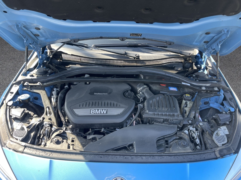 Fahrzeugabbildung BMW 118 d Sport Line Navi LED H&K HUD Schiebedach Memory Sitze Rückfahrkam.