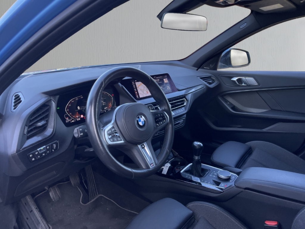 Fahrzeugabbildung BMW 118 d Sport Line Navi LED H&K HUD Schiebedach Memory Sitze Rückfahrkam.