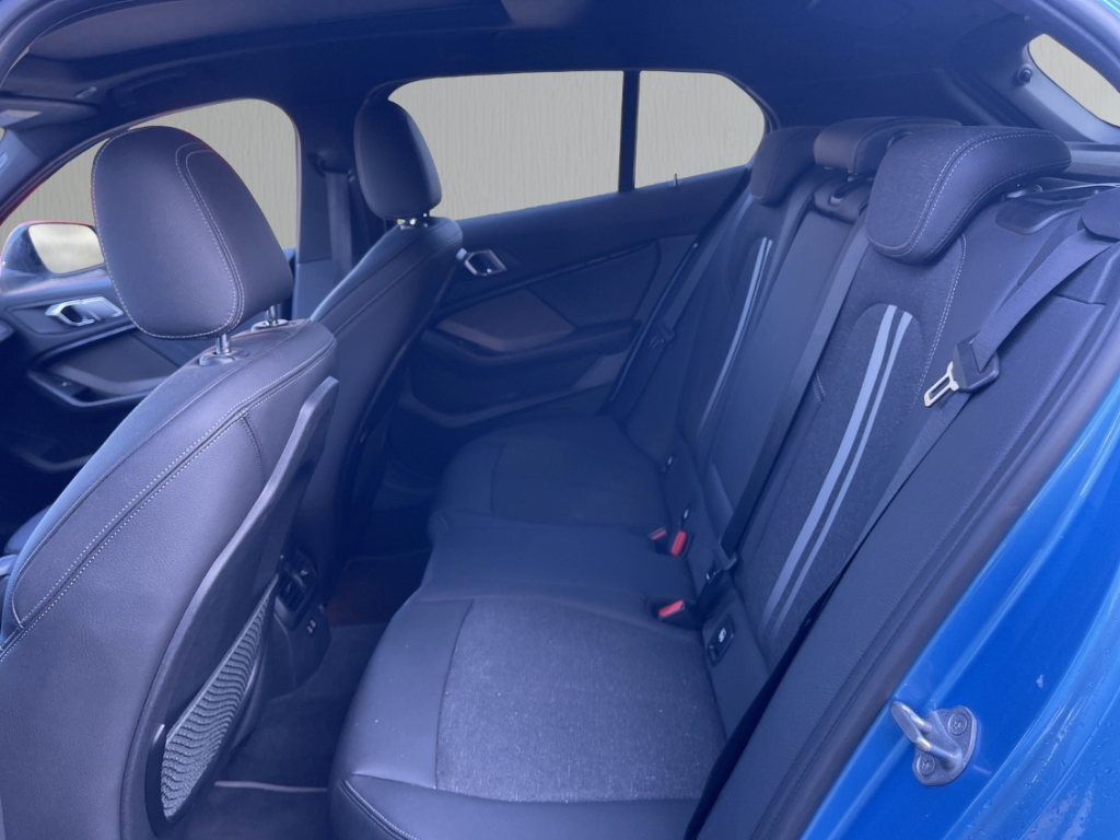 Fahrzeugabbildung BMW 118 d Sport Line Navi LED H&K HUD Schiebedach Memory Sitze Rückfahrkam.