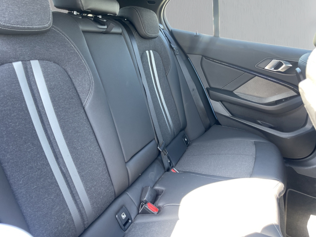 Fahrzeugabbildung BMW 118 d Sport Line Navi LED H&K HUD Schiebedach Memory Sitze Rückfahrkam.