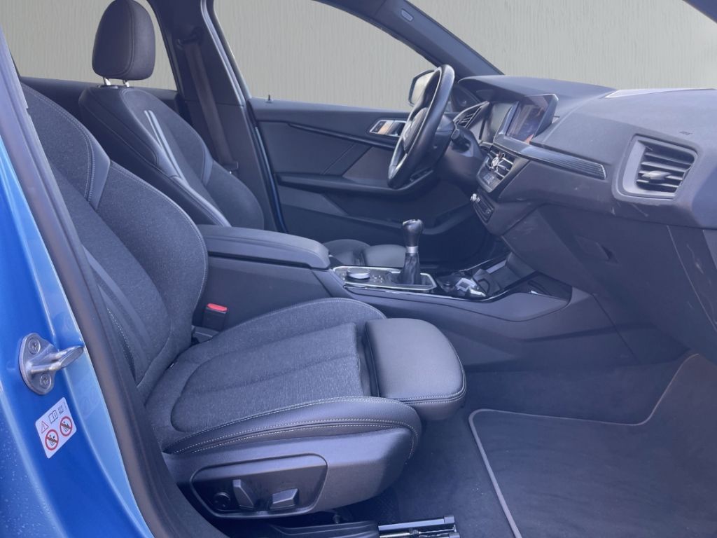 Fahrzeugabbildung BMW 118 d Sport Line Navi LED H&K HUD Schiebedach Memory Sitze Rückfahrkam.