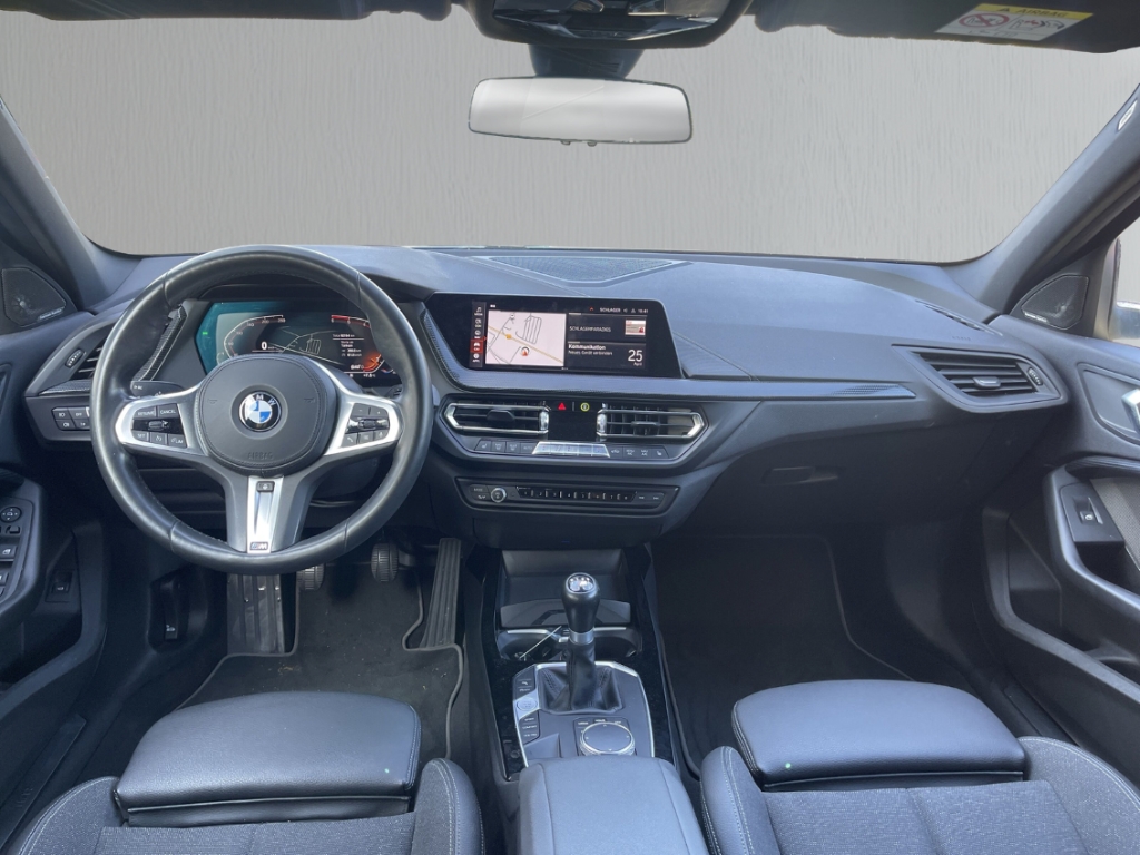 Fahrzeugabbildung BMW 118 d Sport Line Navi LED H&K HUD Schiebedach Memory Sitze Rückfahrkam.