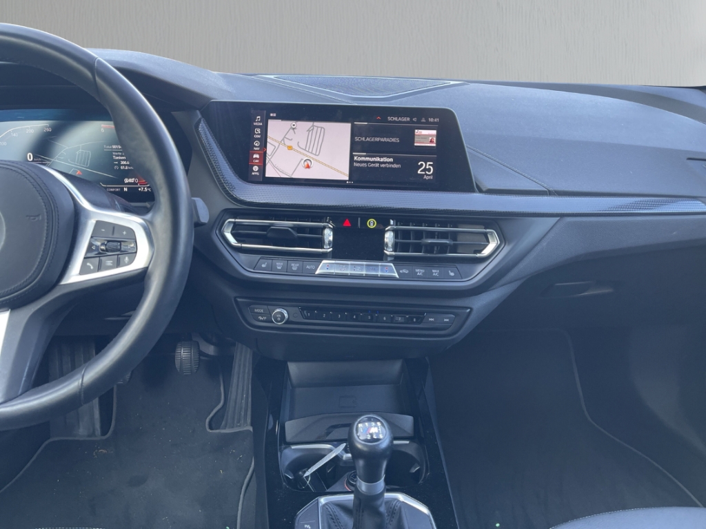 Fahrzeugabbildung BMW 118 d Sport Line Navi LED H&K HUD Schiebedach Memory Sitze Rückfahrkam.
