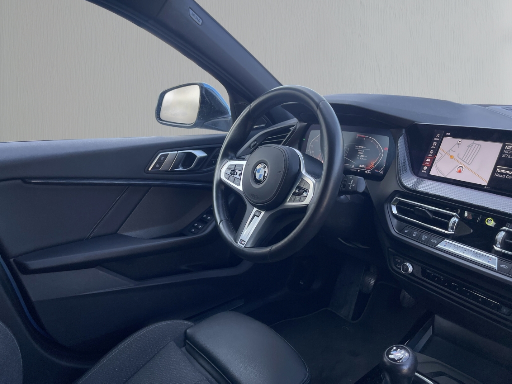 Fahrzeugabbildung BMW 118 d Sport Line Navi LED H&K HUD Schiebedach Memory Sitze Rückfahrkam.