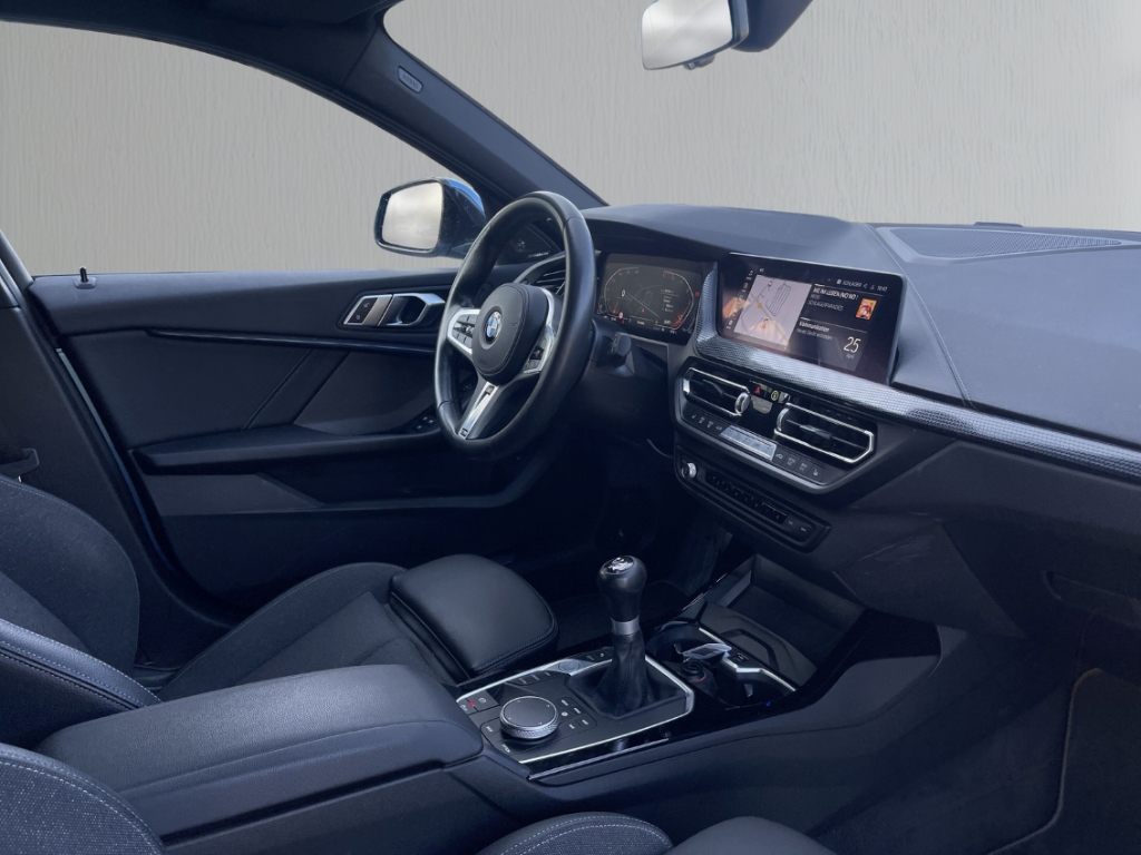 Fahrzeugabbildung BMW 118 d Sport Line Navi LED H&K HUD Schiebedach Memory Sitze Rückfahrkam.