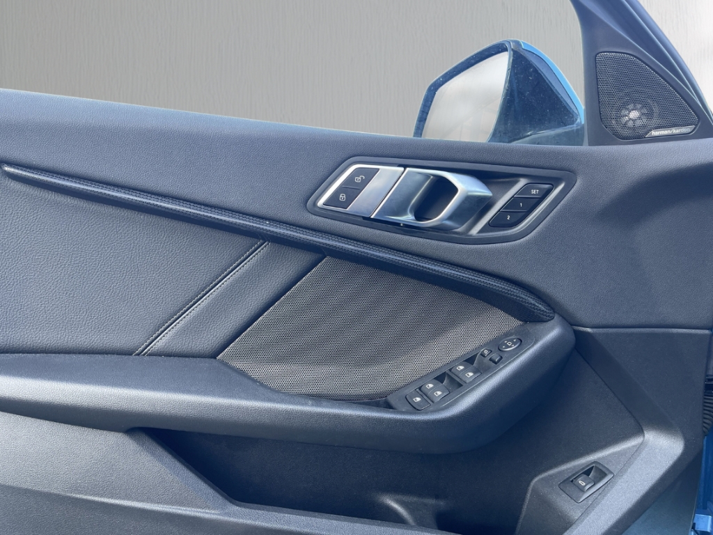 Fahrzeugabbildung BMW 118 d Sport Line Navi LED H&K HUD Schiebedach Memory Sitze Rückfahrkam.
