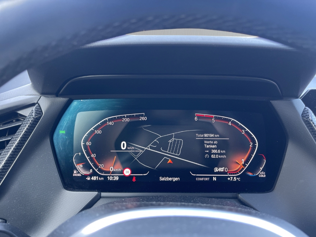 Fahrzeugabbildung BMW 118 d Sport Line Navi LED H&K HUD Schiebedach Memory Sitze Rückfahrkam.