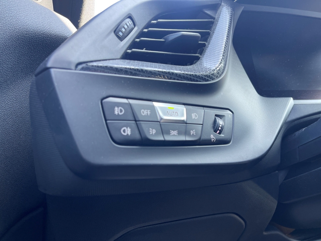 Fahrzeugabbildung BMW 118 d Sport Line Navi LED H&K HUD Schiebedach Memory Sitze Rückfahrkam.