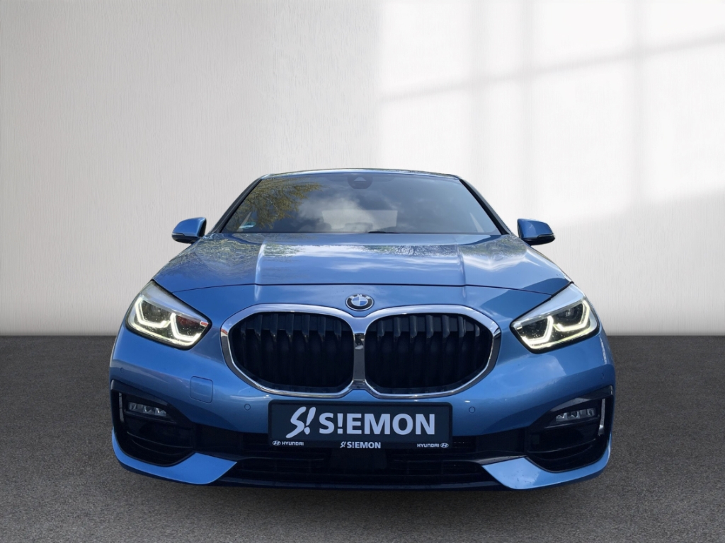 Fahrzeugabbildung BMW 118 d Sport Line Navi LED H&K HUD Schiebedach Memory Sitze Rückfahrkam.