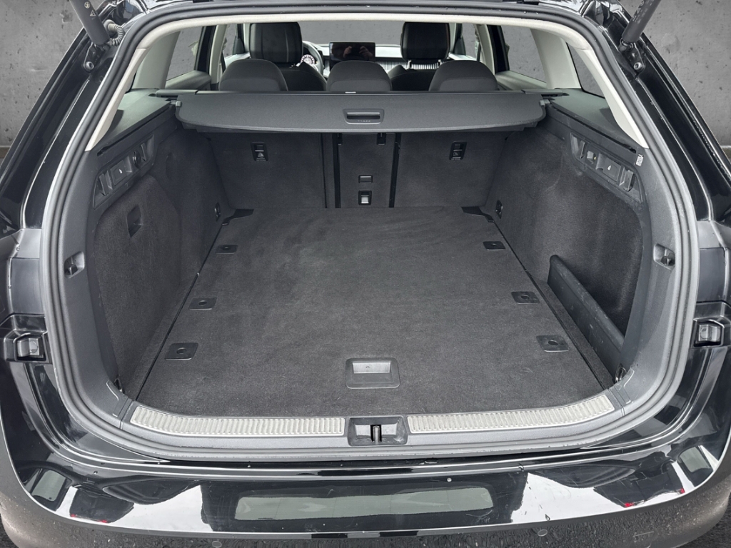 Fahrzeugabbildung SKODA Superb Combi TDI DSG Selection AHK Matrix Kamera