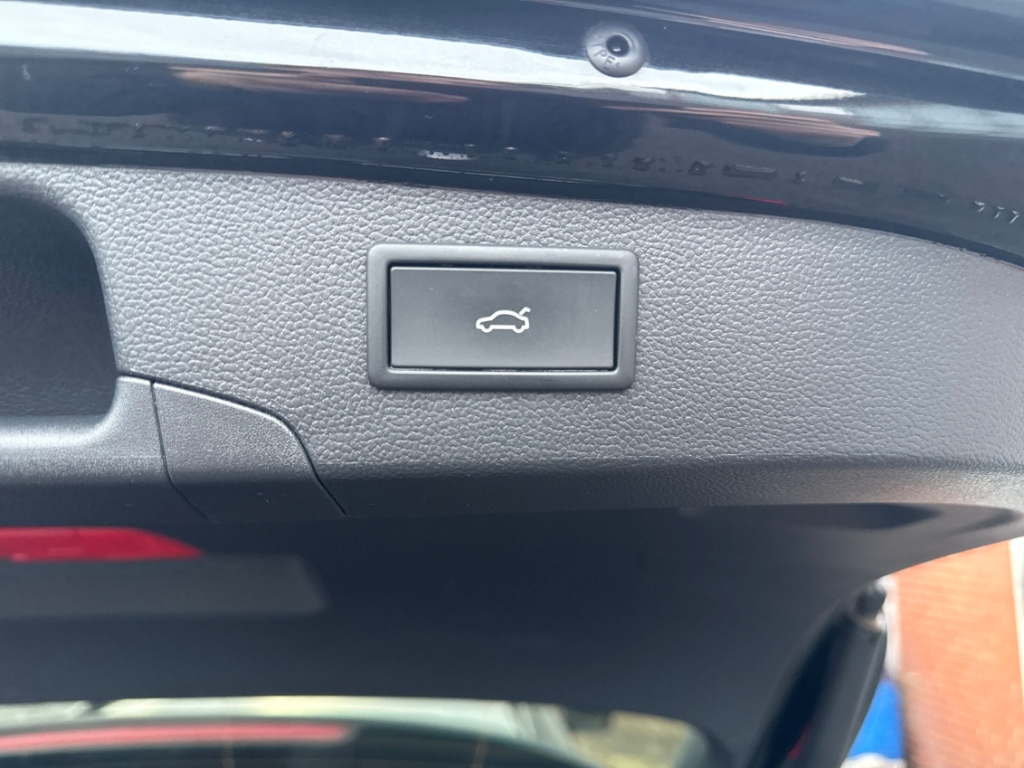 Fahrzeugabbildung SKODA Superb Combi TDI DSG Selection AHK Matrix Kamera