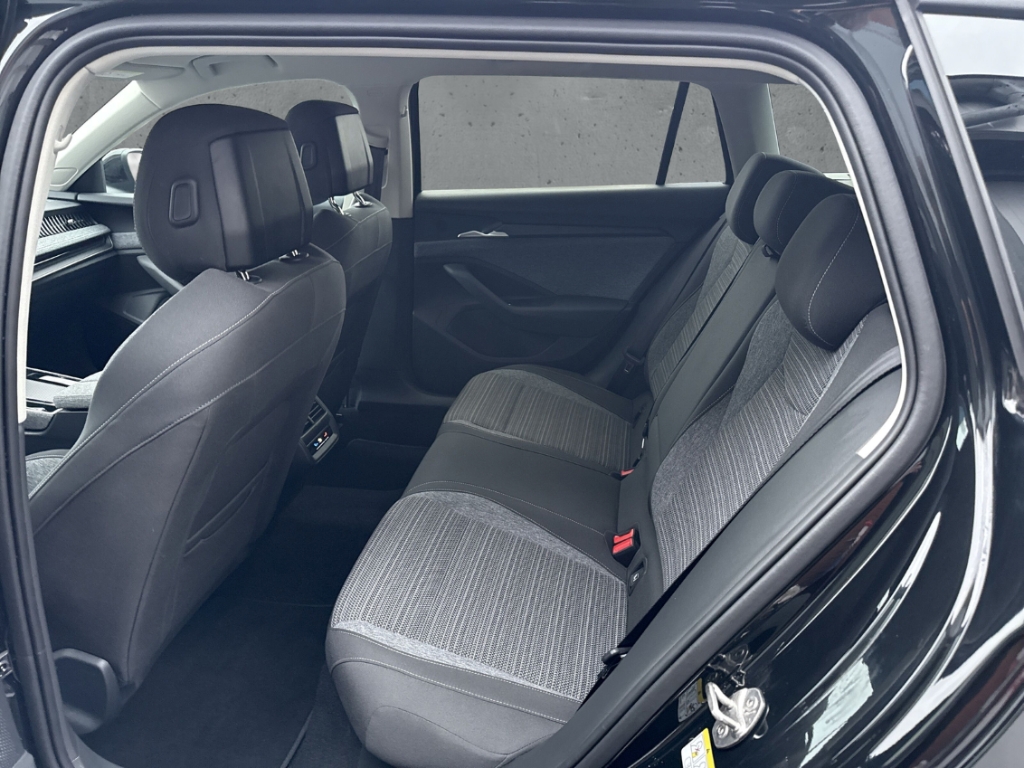 Fahrzeugabbildung SKODA Superb Combi TDI DSG Selection AHK Matrix Kamera