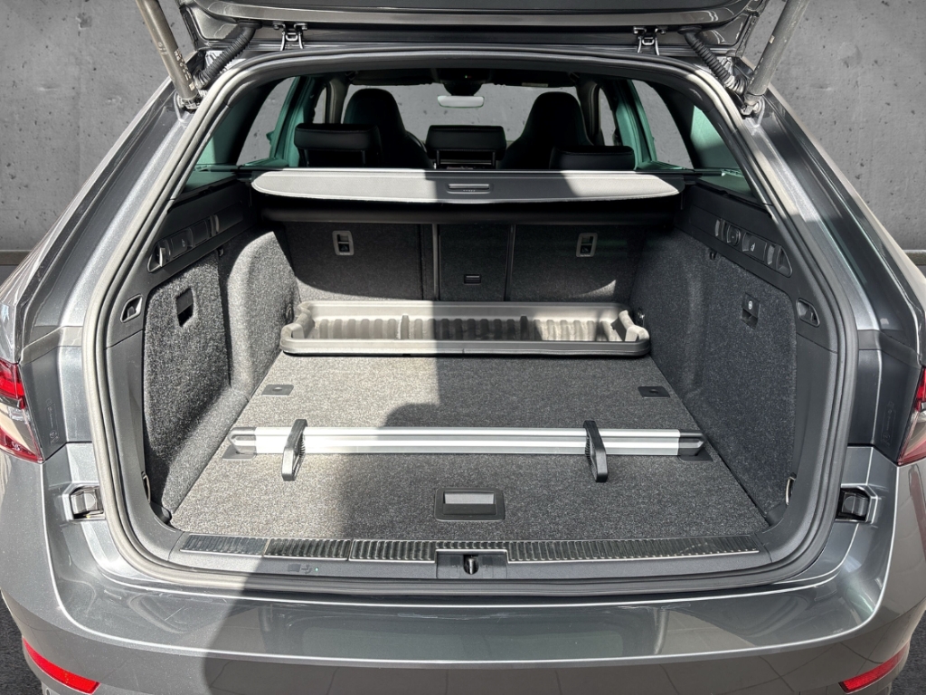 Fahrzeugabbildung SKODA Superb Combi 2.0 TDI Sportline AHK LED NAV SHZ v+h