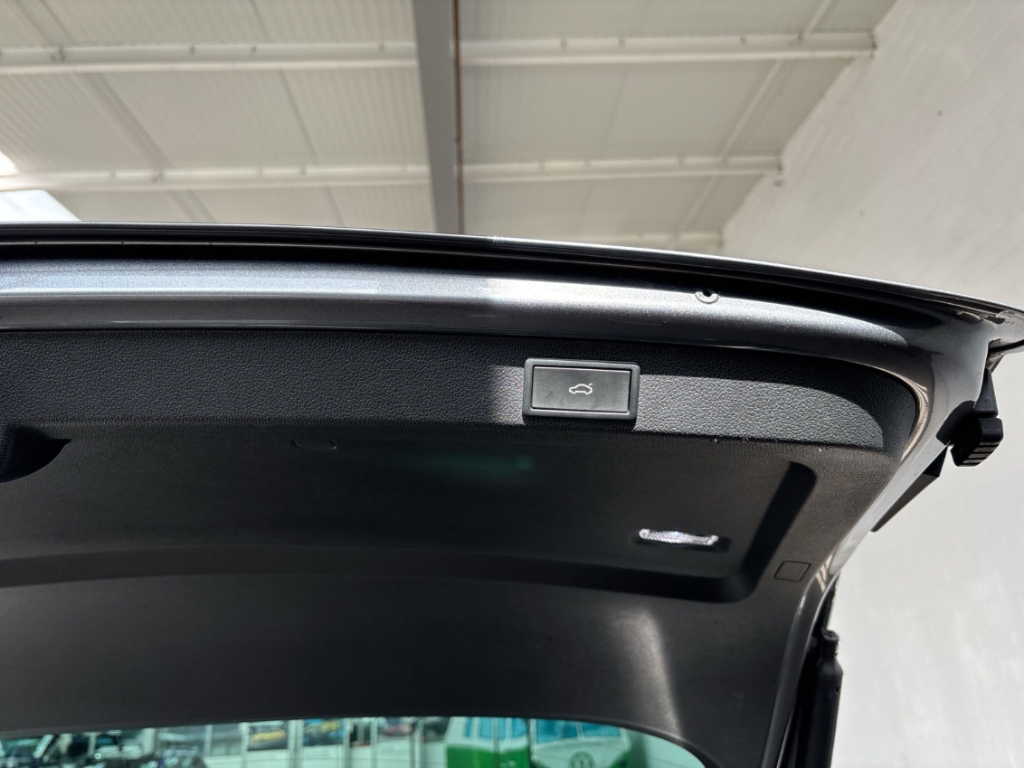 Fahrzeugabbildung SKODA Superb Combi 2.0 TDI Sportline AHK LED NAV SHZ v+h