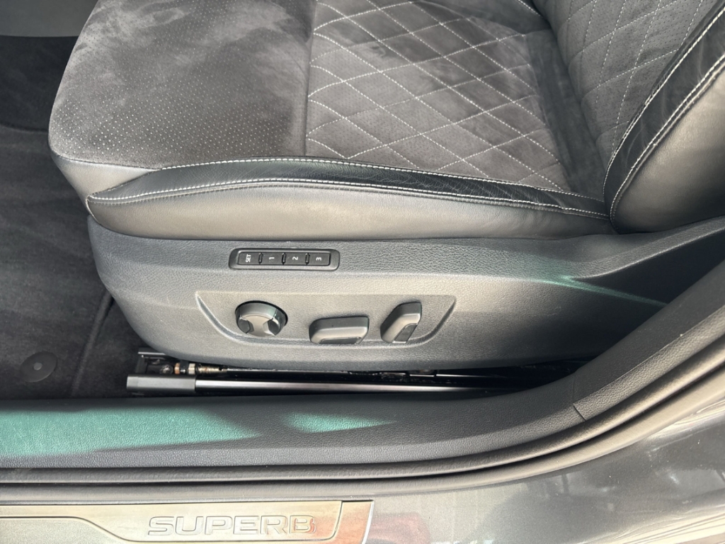 Fahrzeugabbildung SKODA Superb Combi 2.0 TDI Sportline AHK LED NAV SHZ v+h