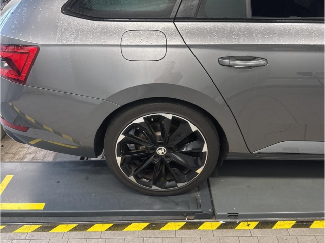 Fahrzeugabbildung SKODA Superb Combi 2.0 TDI Sportline AHK LED NAV SHZ v+h