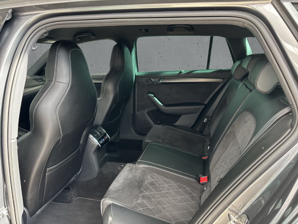 Fahrzeugabbildung SKODA Superb Combi 2.0 TDI Sportline AHK LED NAV SHZ v+h
