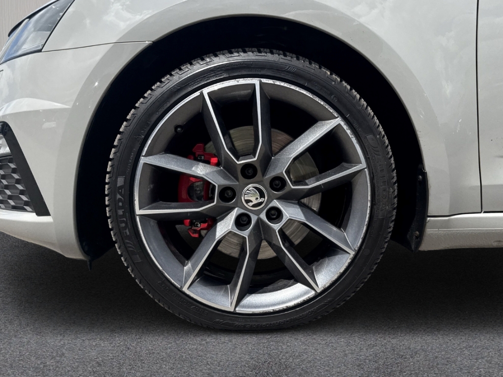 Fahrzeugabbildung SKODA Octavia 2.0 TDI RS 4x4 RKam AHK SHZ elHeck DCC Sportpaket AD Digitales Cockpit