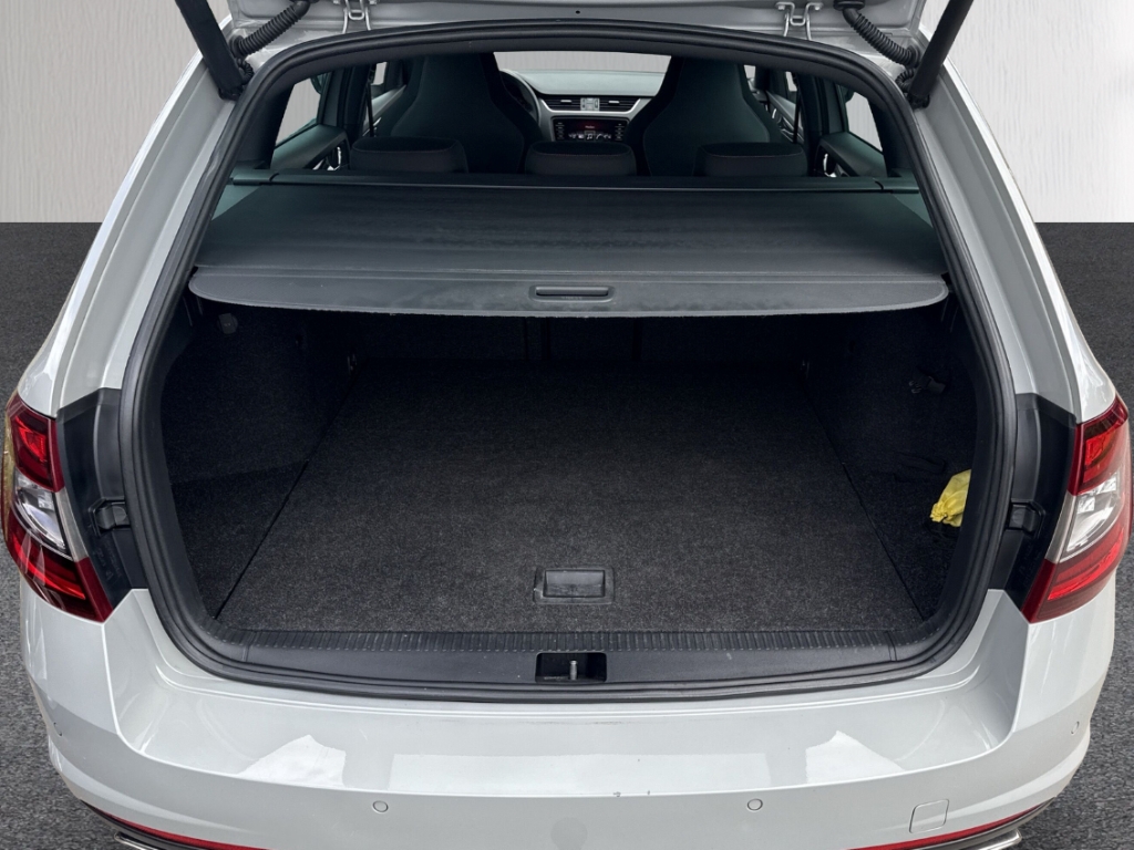 Fahrzeugabbildung SKODA Octavia 2.0 TDI RS 4x4 RKam AHK SHZ elHeck DCC Sportpaket AD Digitales Cockpit