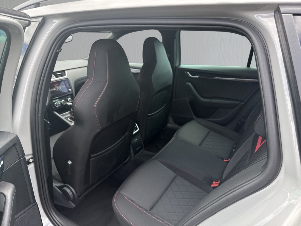 Fahrzeugabbildung SKODA Octavia 2.0 TDI RS 4x4 RKam AHK SHZ elHeck DCC Sportpaket AD Digitales Cockpit