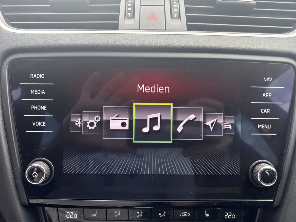 Fahrzeugabbildung SKODA Octavia 2.0 TDI RS 4x4 RKam AHK SHZ elHeck DCC Sportpaket AD Digitales Cockpit