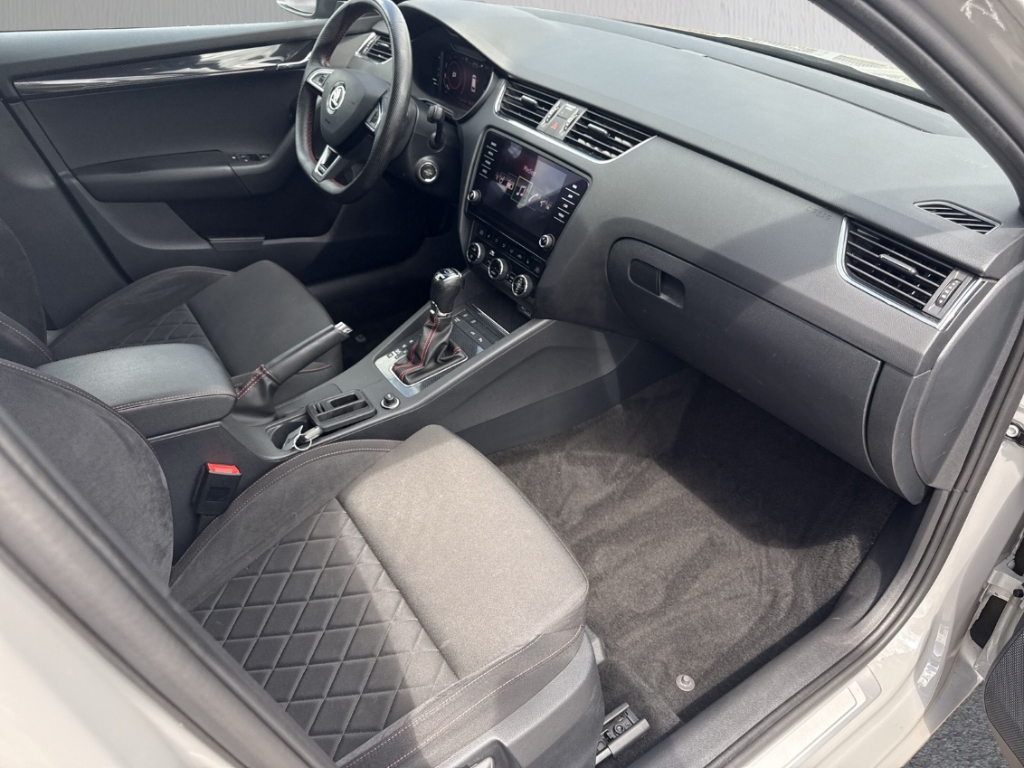 Fahrzeugabbildung SKODA Octavia 2.0 TDI RS 4x4 RKam AHK SHZ elHeck DCC Sportpaket AD Digitales Cockpit
