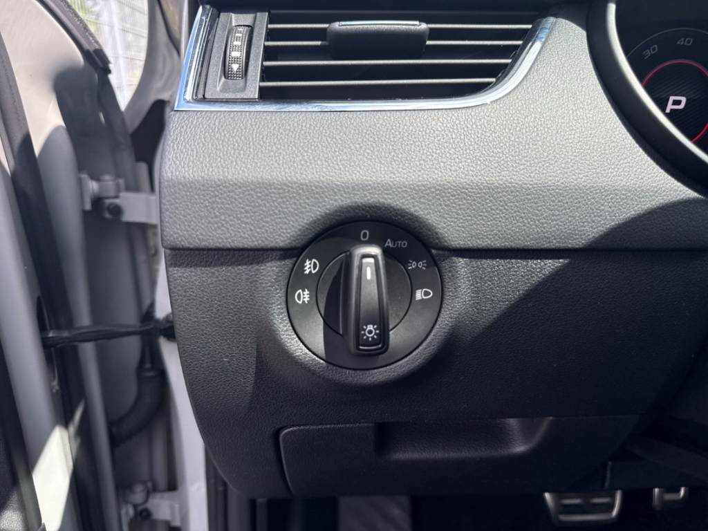Fahrzeugabbildung SKODA Octavia 2.0 TDI RS 4x4 RKam AHK SHZ elHeck DCC Sportpaket AD Digitales Cockpit