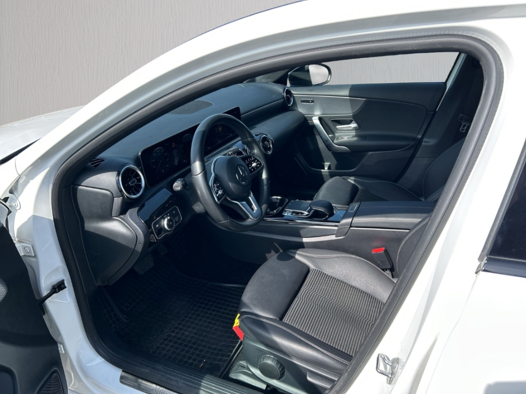 Fahrzeugabbildung Mercedes-Benz A 250 4Matic DCT Progressive Multibeam Night-Pak