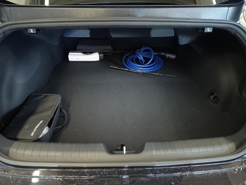 Fahrzeugabbildung Hyundai IONIQ 6 77,4kWh 2WD UNIQ Digi-Spiegel 20LM Schiebedach HUD Navi Digitales Cockpit