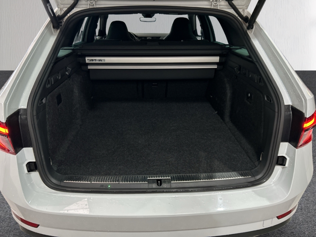 Fahrzeugabbildung SKODA Superb iV Combi 1.4 TSI Sportl AHK Pano Columbus