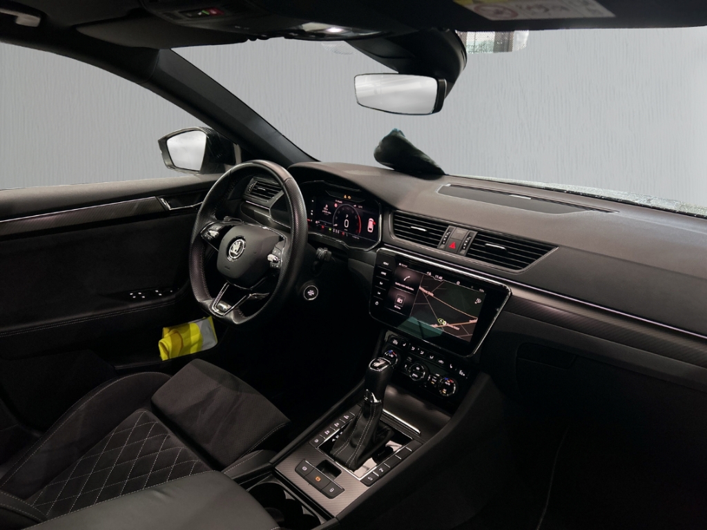 Fahrzeugabbildung SKODA Superb iV Combi 1.4 TSI Sportl AHK Pano Columbus