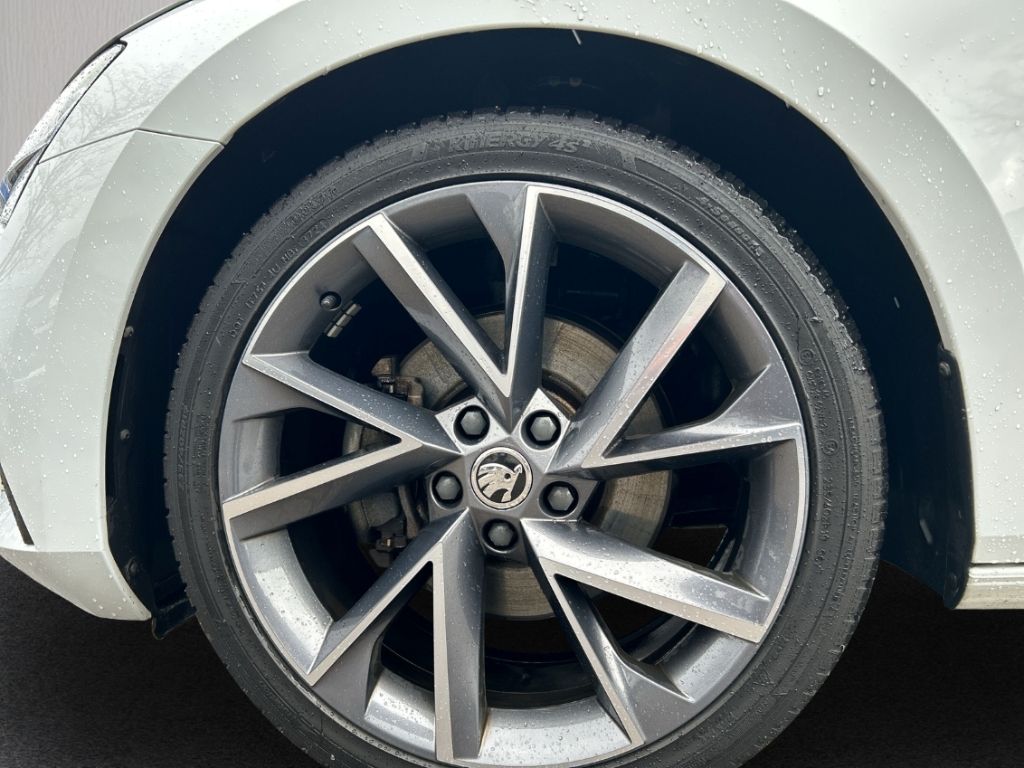 Fahrzeugabbildung SKODA Superb iV Combi 1.4 TSI Sportl AHK Pano Columbus
