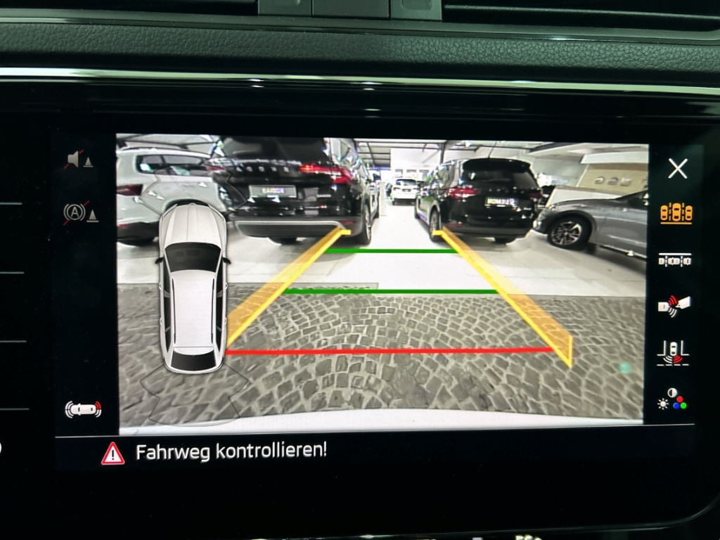 Fahrzeugabbildung SKODA Superb iV Combi 1.4 TSI Sportl AHK Pano Columbus