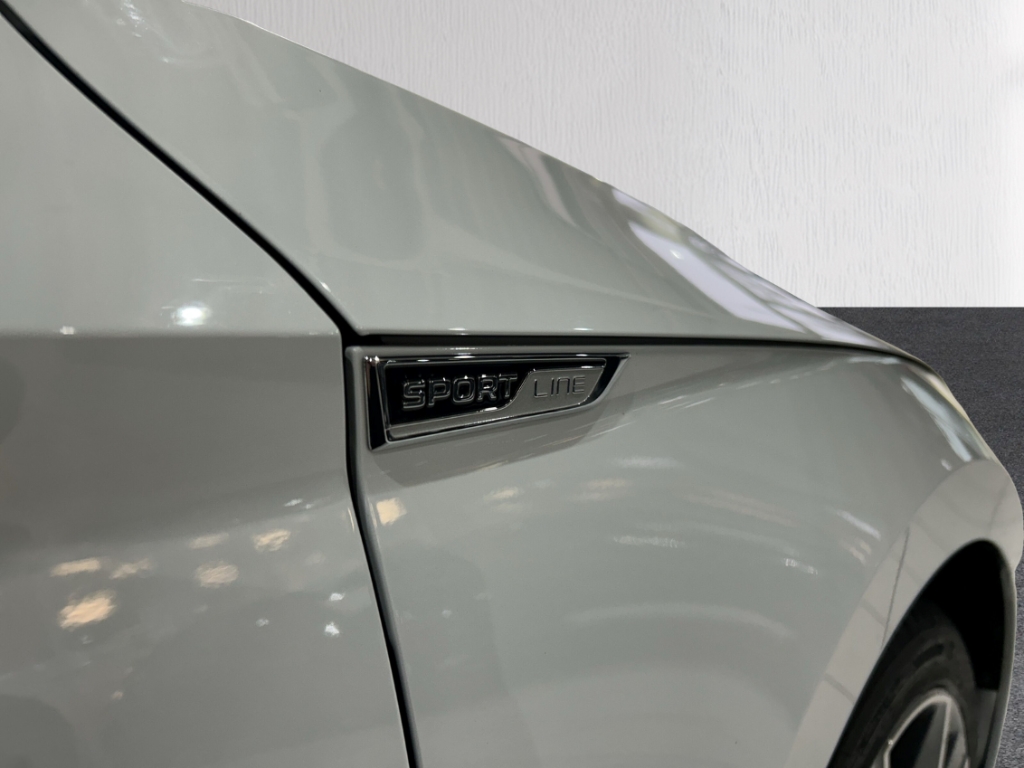 Fahrzeugabbildung SKODA Superb iV Combi 1.4 TSI Sportl AHK Pano Columbus