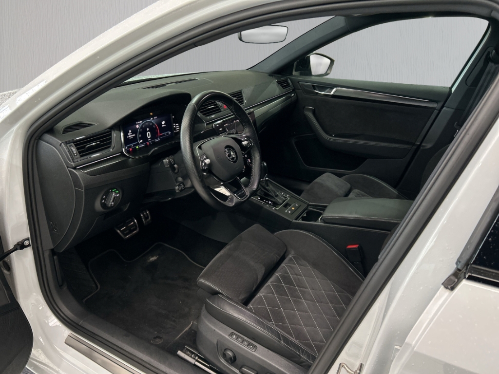 Fahrzeugabbildung SKODA Superb iV Combi 1.4 TSI Sportl AHK Pano Columbus