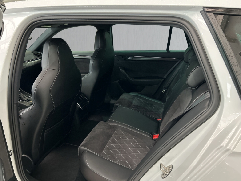 Fahrzeugabbildung SKODA Superb iV Combi 1.4 TSI Sportl AHK Pano Columbus