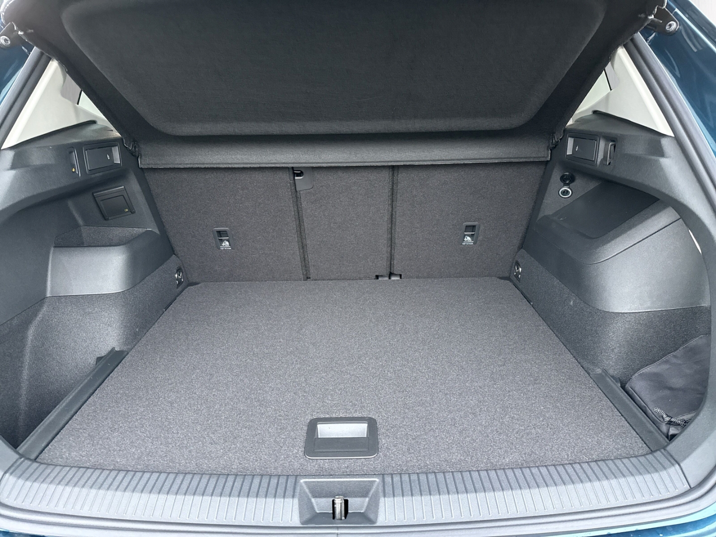 Fahrzeugabbildung Volkswagen Tiguan 1.5 eTSI DSG ENERGY LED AHK LM18 GJR
