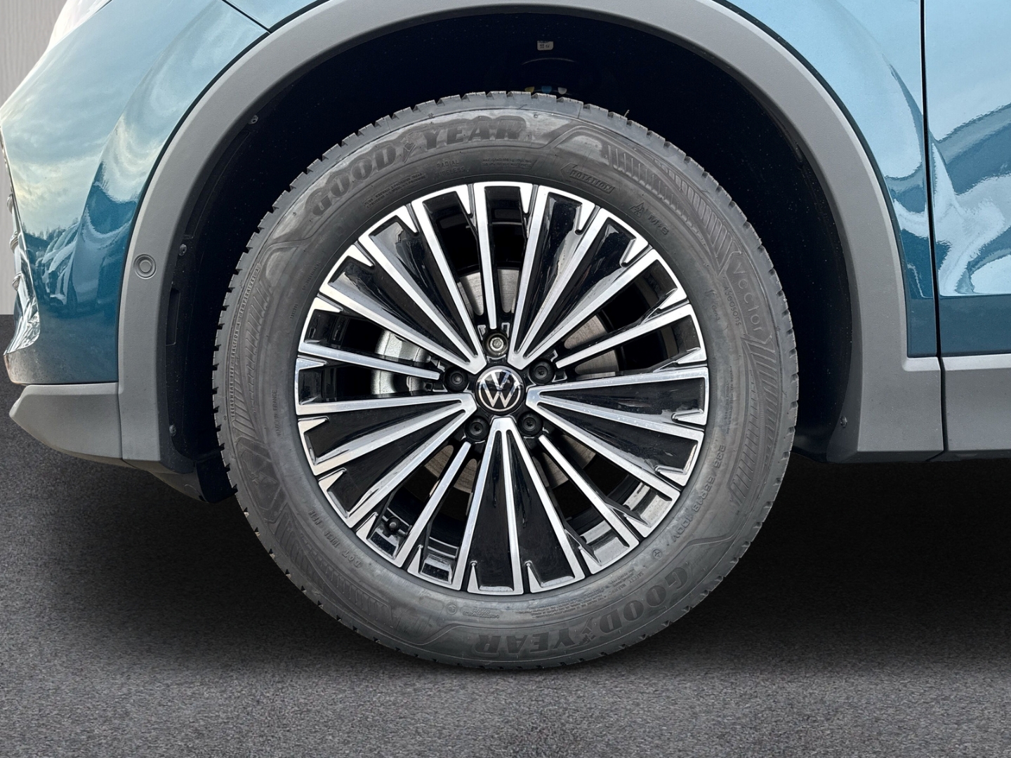 Fahrzeugabbildung Volkswagen Tiguan 1.5 eTSI DSG ENERGY LED AHK LM18 GJR