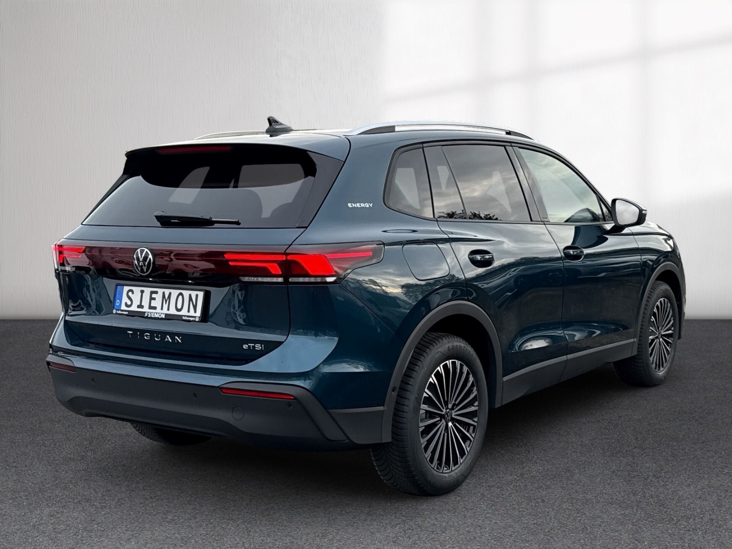 Fahrzeugabbildung Volkswagen Tiguan 1.5 eTSI DSG ENERGY LED AHK LM18 GJR