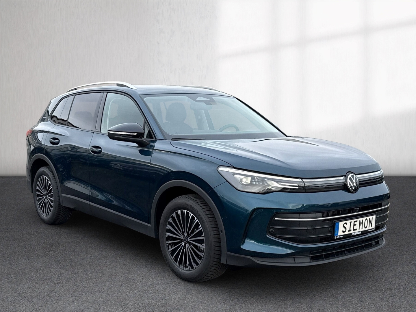 Fahrzeugabbildung Volkswagen Tiguan 1.5 eTSI DSG ENERGY LED AHK LM18 GJR