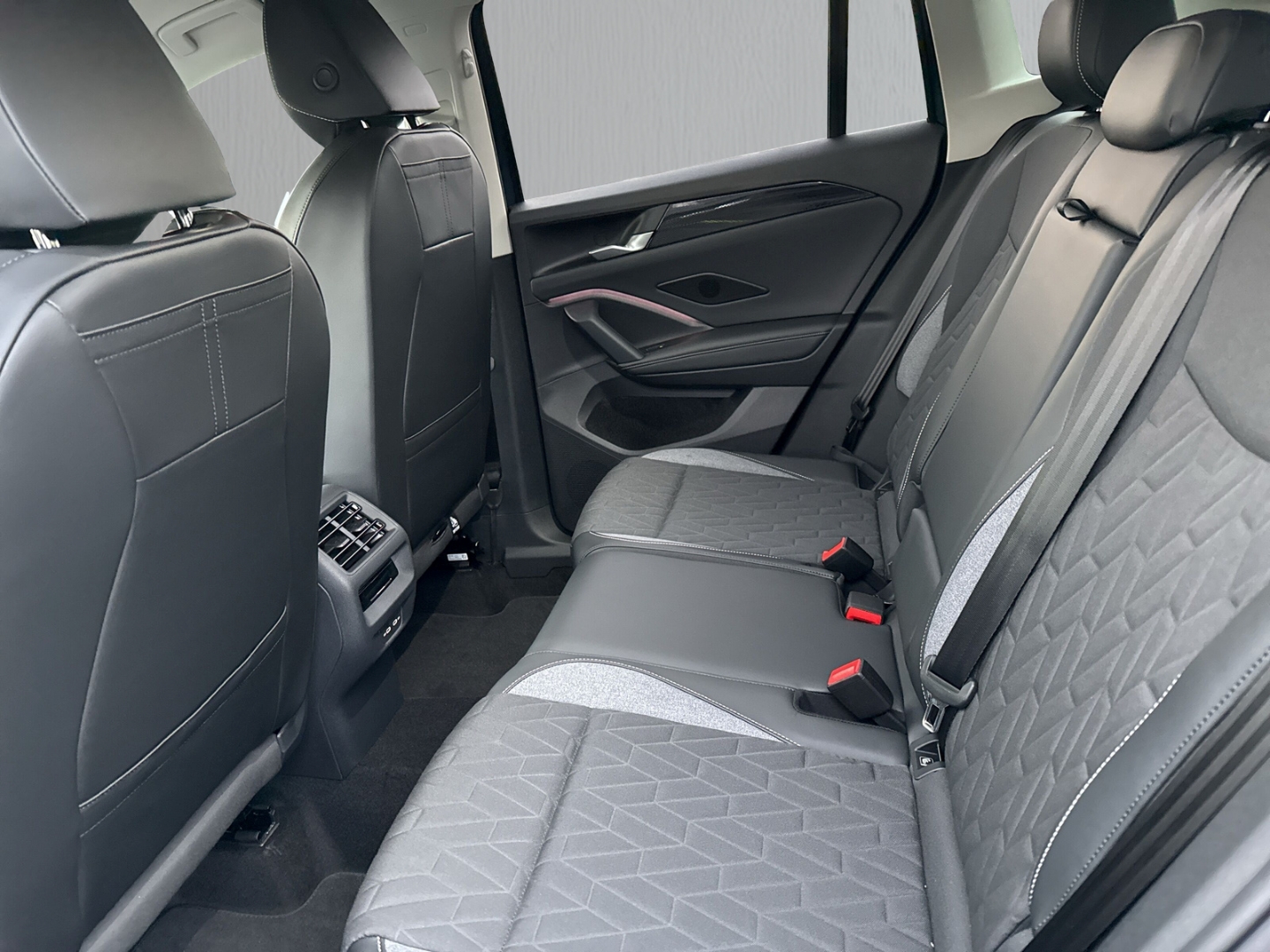 Fahrzeugabbildung Volkswagen Tiguan 1.5 eTSI DSG ENERGY LED AHK LM18 GJR