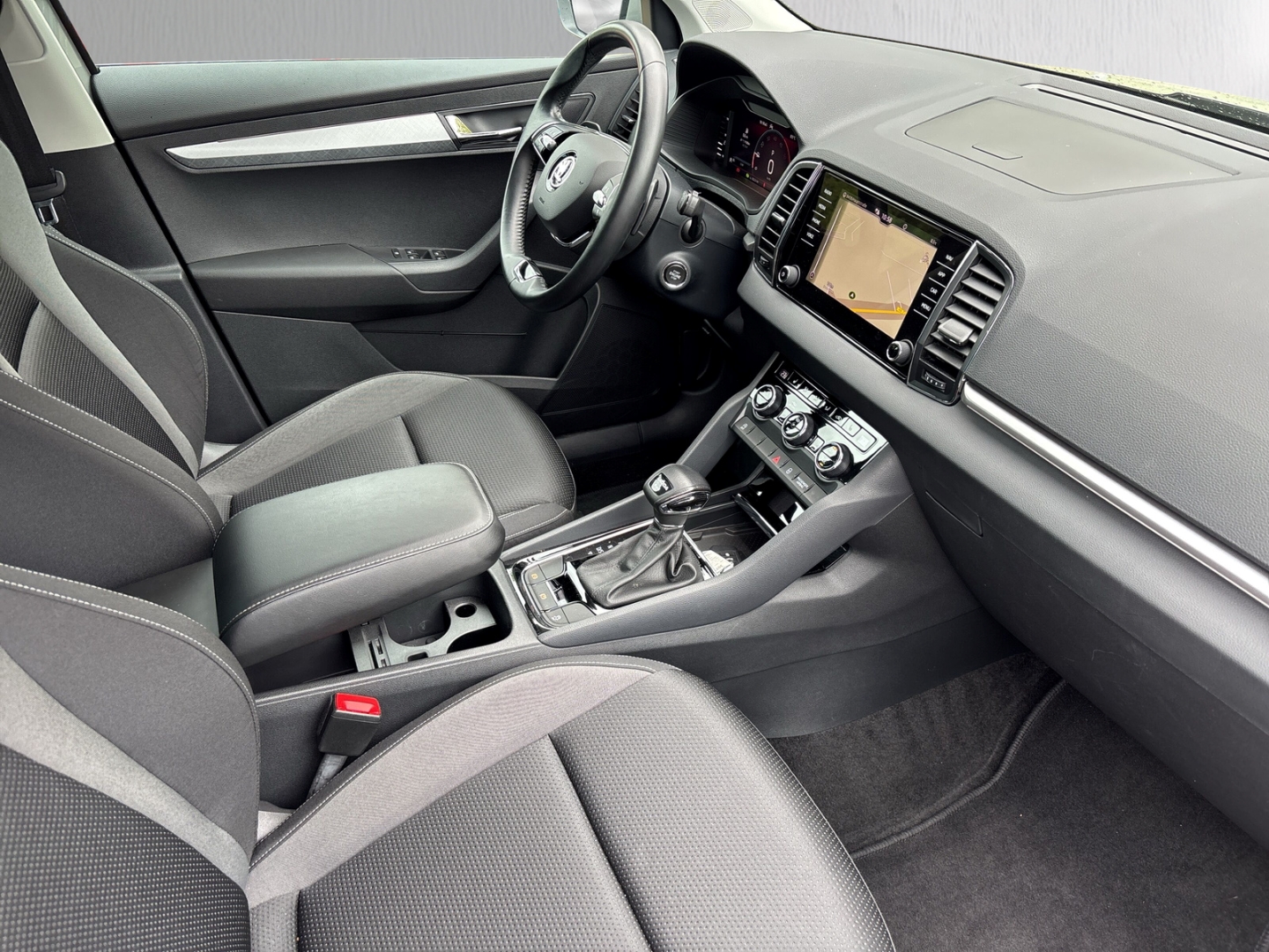 Fahrzeugabbildung SKODA Karoq TDI 4x4 DSG Tour LED Navi Temp SHZ LHZ PDC