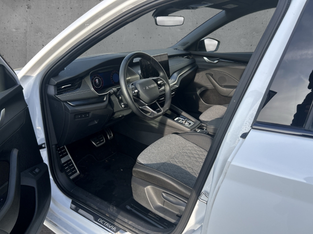 Fahrzeugabbildung SKODA Octavia Combi 1.5 eTSI DSG Sportline MatrLED Nav