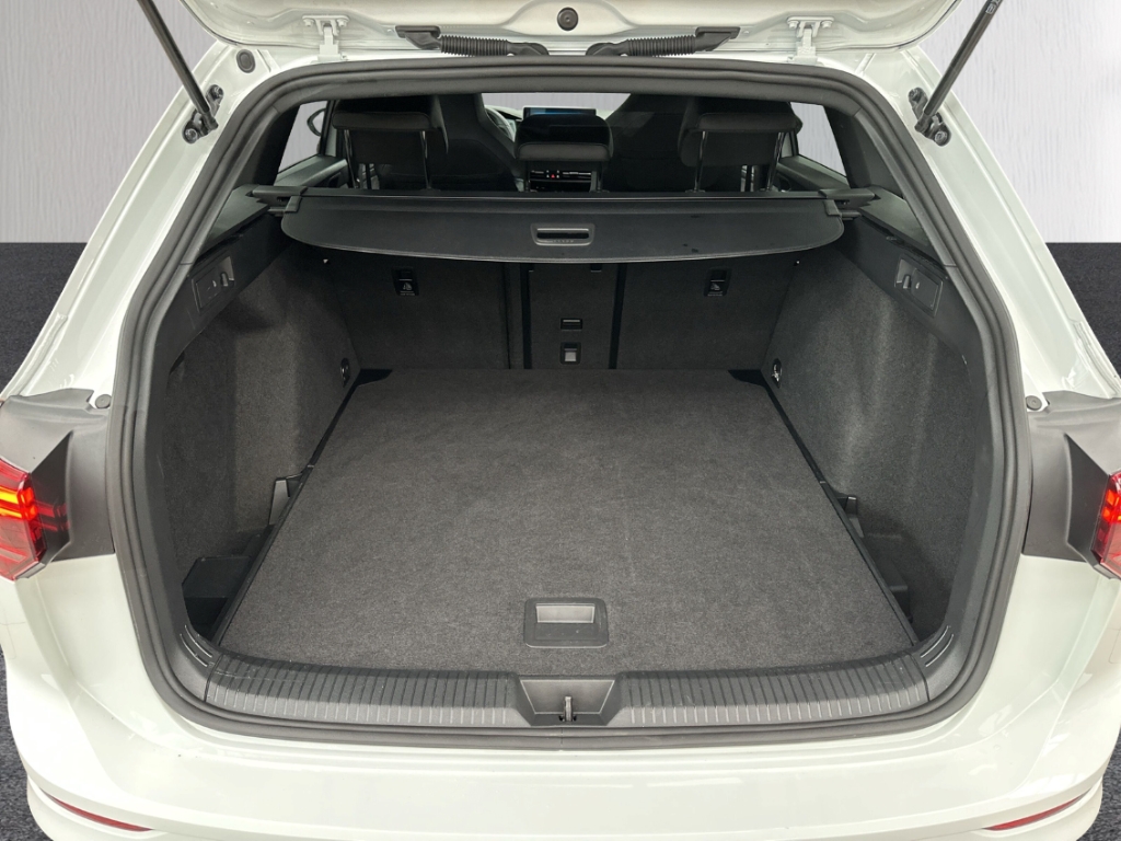 Fahrzeugabbildung Volkswagen Golf Variant 1.5 eTSI R-Line ACC SHZ LED SHZ Privacy GJR